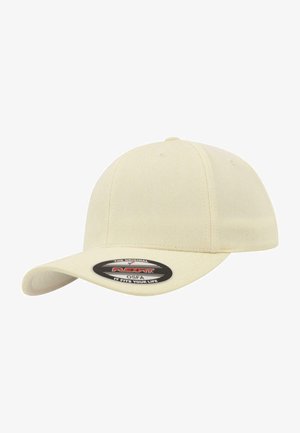 Beige Flexfit caps med en strukturert design, buet skygge og justerbar passform. Har et rundt merke foran. Glatt tekstur.