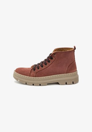 Zapatillas altas de ante marrón con superficie texturizada, cordones oscuros y una suela de goma beige resistente, que cuentan con un lazo en el talón para facilitar el uso.