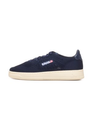 Sneaker in maglia blu navy con suola bianca, design con lacci e piccola toppa con logo raffigurante una bandiera americana sul lato.