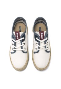Scarpe da ginnastica bianche con punte arrotondate, dettagli blu marino e suole in juta beige. Presentano occhielli blu e lacci bianchi. Branding sulla linguetta.