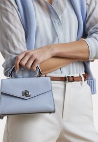 CROSSHATCH LEATHER SMALL FARRAH SATCHEL - Håndtasker - cornflower blue