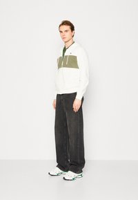Lacoste ZIPPED COLOURBLOCK HOODIE UNISEX - Mikina so zipsom - flour/oliv