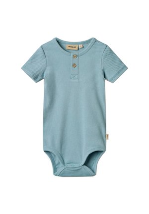 Combinaison en bleu clair à côtes avec des manches courtes, présentant deux boutons en bois et une poche plaquée. Fabriquée en un doux mélange de coton.