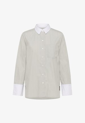 Camicia beige a righe sottili con maniche lunghe, colletto bianco a punta, polsini bianchi, bottoni frontali e taschino sul lato sinistro del petto.