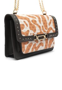 Borsa a tracolla con un davanti in tessuto a fantasia marrone e beige, lati in pelle nera, tracolla a catena dorata e dettagli dorati sul gancio.