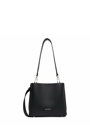 Borsa rettangolare in pelle nera con tracolla lunga e manici più piccoli, design minimalista, nome del marchio "GINO ROSSI" in bianco sul davanti.