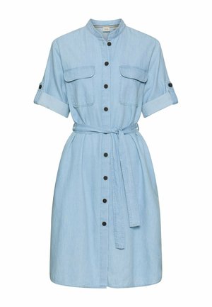 Hellblaues Jeans-Kleid mit hochgekrempelten kurzen Ärmeln, durchgeknöpftem Vorderteil, Brusttaschen und passendem Stoffgürtel in der Taille.