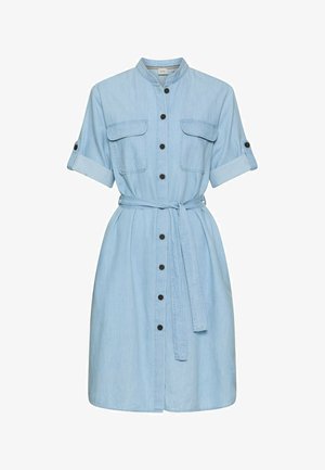 Hellblaues Jeans-Kleid mit hochgekrempelten kurzen Ärmeln, durchgeknöpftem Vorderteil, Brusttaschen und passendem Stoffgürtel in der Taille.