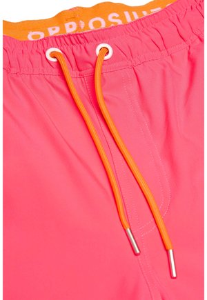 Shorts de bain rose vif avec une taille élastique, ornés de cordons de serrage orange et de bouts argentés. Texture lisse et détails cousus.