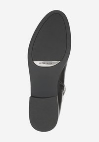 Schwarze Ledersohle mit abgerundetem Zehenbereich, glatter Textur und einem metallischen Logoakzent. Verfügt über eine strapazierfähige gummierte Unterseite für besseren Halt.