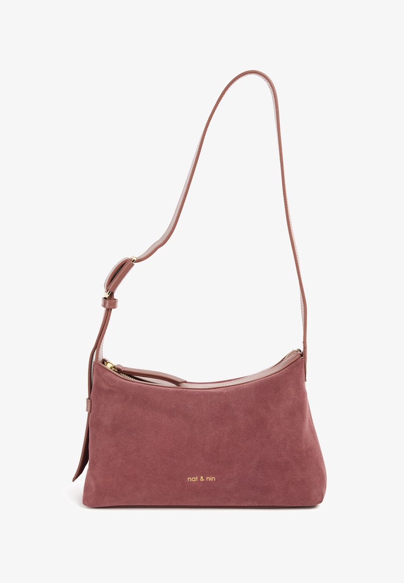 Borsa a tracolla in morbido suede rosa polvere con dettagli dorati. Forma curva, tracolla regolabile e chiusura con zip. Logo del marchio sul davanti.