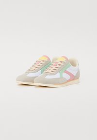 Sneaker aus einer Mischung von grauen, weißen, mintgrünen und pastellrosa Materialien mit einem Design aus Wildleder und Textil sowie beigen Sohlen.