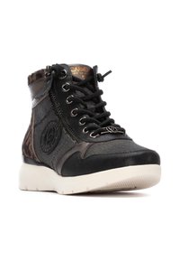 Baskets montantes noires avec une combinaison de cuir texturé et de tissu à motifs, dotées d'une semelle en caoutchouc blanc et d'un système de laçage.