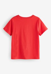 T-shirt in cotone rosso con maniche corte e scollatura rotonda. Texture liscia e colore uniforme senza alcun motivo o decorazione.