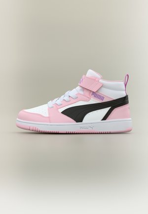 Vysoký teniska Puma z ružovej a bielej kože, s čiernym logom pásom, bielymi šnúrkami a ružovým pásikom na suchý zips na neutrálom pozadí.