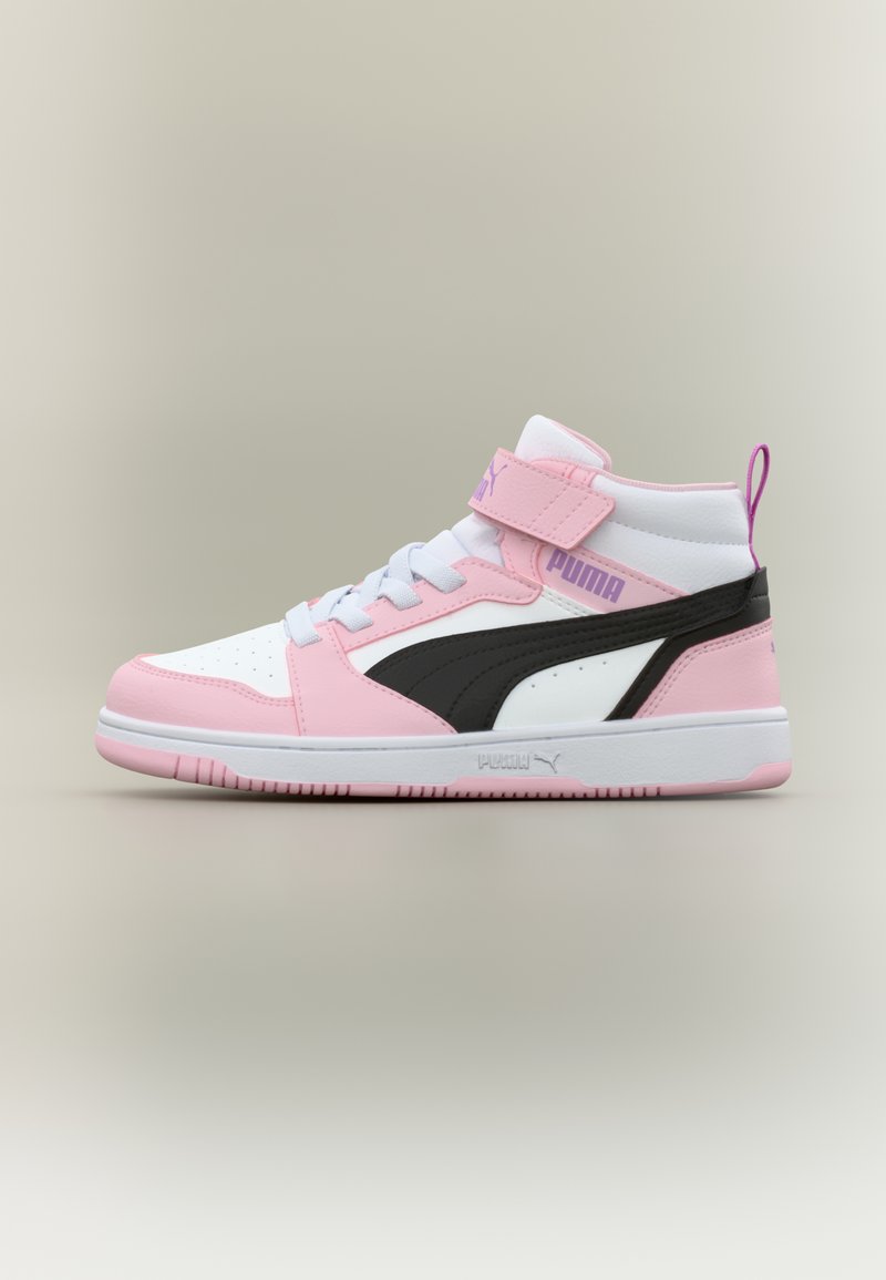 Vysoký teniska Puma z ružovej a bielej kože, s čiernym logom pásom, bielymi šnúrkami a ružovým pásikom na suchý zips na neutrálom pozadí.