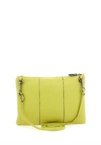 Borsa a mano in pelle gialla con finitura texturizzata, dotata di una singola tracolla, chiusura con zip e sottili dettagli di cucitura verticale.