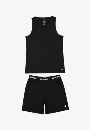 Schwarzes ärmelloses Tanktop und passende Shorts, beide mit kleinen weißen Logos; die Shorts haben einen schwarzen elastischen Bund mit dem weißen Schriftzug "G-STAR".