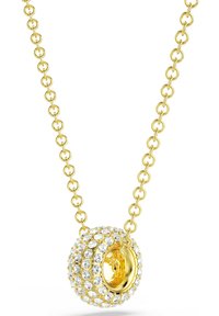 Złoty naszyjnik z okrągłym wisiorkiem, ozdobionym przezroczystymi błyszczącymi kryształkami w okrągłym wzorze.