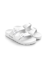 Białe sandały z dwoma regulowanymi paskami, teksturowanym wkładem na stopę i lekką podeszwą. Wykonane z trwałych materiałów syntetycznych.