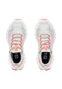 Chaussures de sport légères avec une tige en mesh blanche et rose, des accents réflecteurs et une semelle en caoutchouc texturée pour l'adhérence.