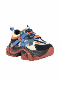 Wielokolorowe, masywne sneakersy z niebieskimi sznurowadłami, panelami z siateczki oraz czarną i czerwoną gumową podeszwą. Zamszowa i tekstylna cholewka z unikalnymi akcentami designerskimi.