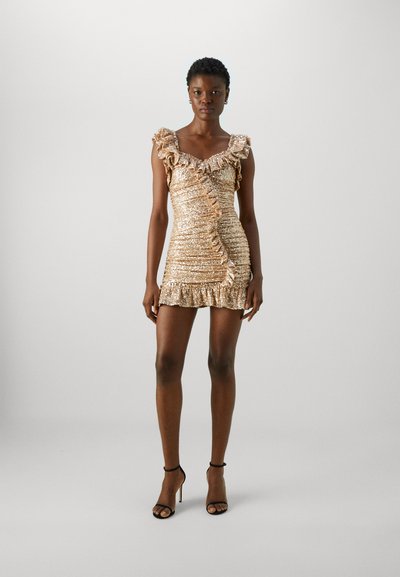 Robe courte et ajustée en sequins dorés avec des bretelles à volants et un ourlet à volants. Présente un design en tissu torsadé et des détails texturés.