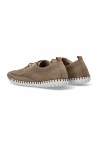 Zapatos de ante marrón con parte superior perforada, suela de goma blanca, punta redondeada y costuras decorativas a lo largo del borde.