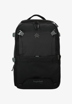 Zaino nero con forma rettangolare. Realizzato in tessuto resistente, presenta spallacci regolabili, una maniglia superiore e tasche anteriori con zip.
