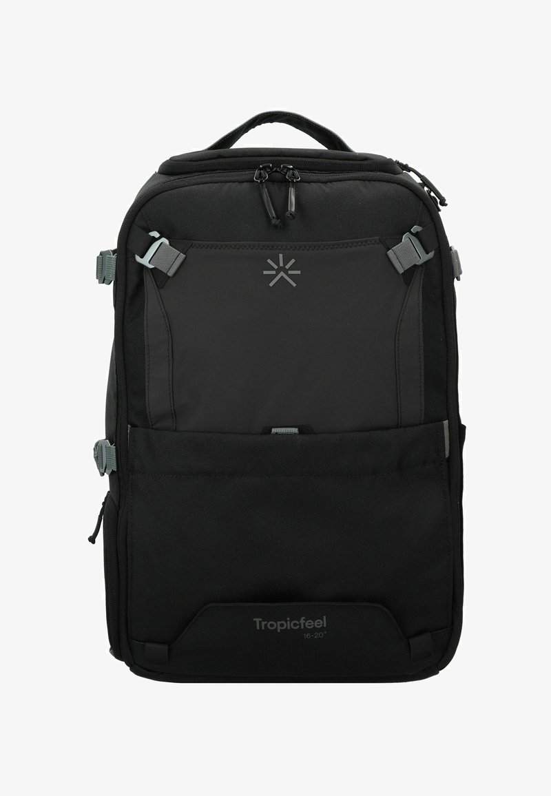 Mochila negra con forma rectangular. Fabricada con un material duradero, cuenta con correas ajustables, un asa superior y bolsillos frontales con cremallera.