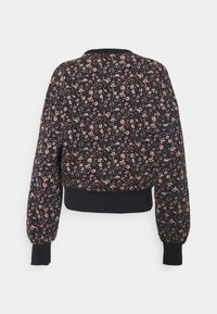 Floral bomberjack in zwart met roze en witte bloemen. Voorzien van geribbelde manchetten en zoom, korte snit en een gemêleerde stof.