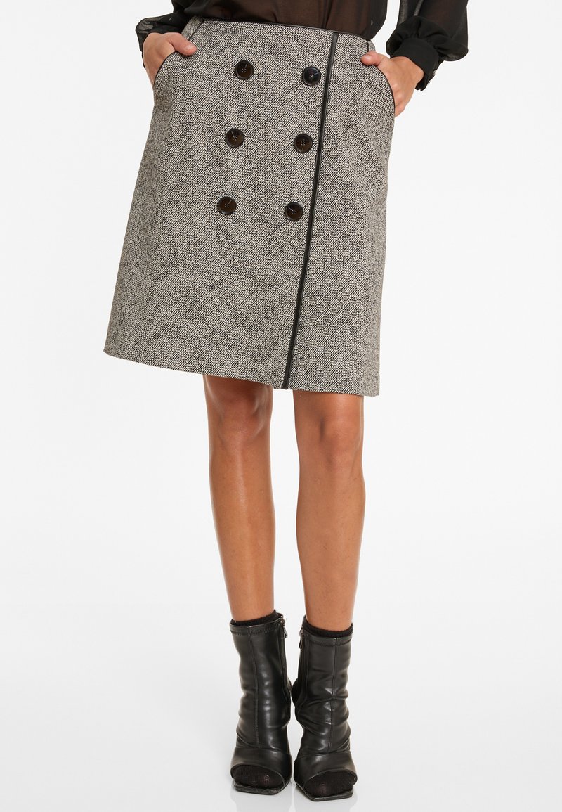 Grijze tweed rok met dubbelknoop donker gekleurde knopen, zijzakken en een rechte snit. Gefocust met een contrasterende zwarte rand.