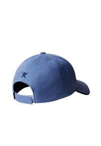 Blauwe katoenen pet met een gebogen klep, verstelbare achterkant, geborduurde logo-details en gestikte ventilatieoogjes.