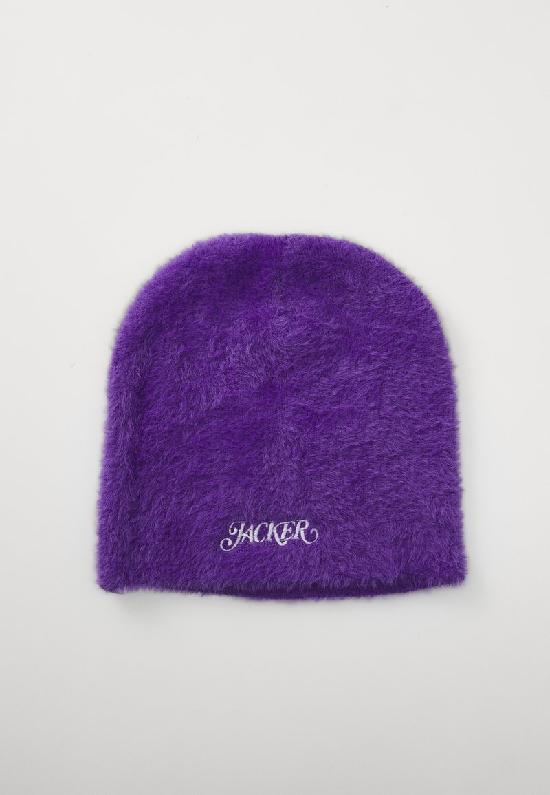 Violeta mākslīgā kažokādas beanie cepure ar mīkstu tekstūru. Iespējo noapaļota augšdaļa un uzfrontē izšūts "JACKER" baltā rakstu burtnīcā.