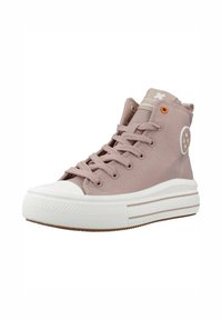Zapatillas altas de lona en rosa claro con puntera de goma blanca y suela de plataforma, presentando cordones tonalizados y un detalle del logo en el lateral.