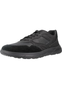 Scarpa sportiva nera realizzata con una combinazione di pelle liscia e suede, caratterizzata da un design con lacci e una suola in gomma testurizzata.