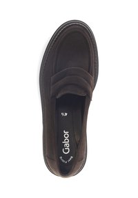 Bruine suède loafer met een afgeronde neus, dubbele elastische inzet voor een goede pasvorm en een gestructureerde zool. Voorzien van "Gabor" branding en een gevoerde binnenkant.