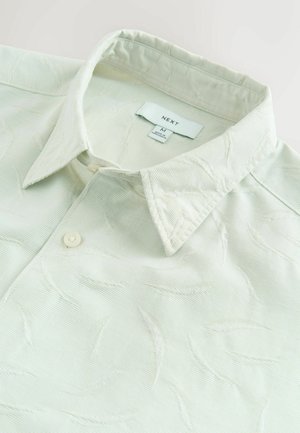 Hellgrünes, strukturiertes Hemd mit einem gemusterten Design, Button-Down-Kragen und einem Innenlabel mit Marken- und Größenangaben.