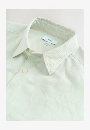 Hellgrünes, strukturiertes Hemd mit einem gemusterten Design, Button-Down-Kragen und einem Innenlabel mit Marken- und Größenangaben.