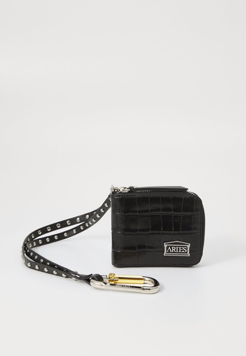 Schwarzes Krokodil-gefüttertes Wallet mit Reißverschluss, silbernen Hardware und einem abnehmbaren Nietenriemen. Mit einem „ARIES“-Logodetail.