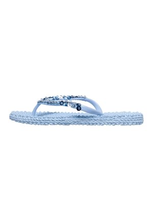 Tongs bleu clair avec semelle tressée et brides en plastique décorées de petites perles bleues et transparentes.