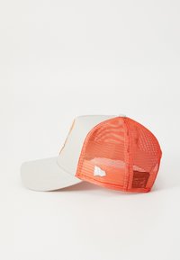 Klobouk se světle šedou přední částí, oranžovou síťovinou vzadu, zakřiveným kšiltem a vyšitým designem na přední straně. Obsahuje bílé logo na boku.