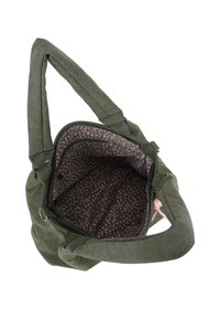 Groene stoffen boodschappentas met een gestructureerde afwerking, donkere binnenkant met een roze stippenpatroon en lange, stevige hengsels.