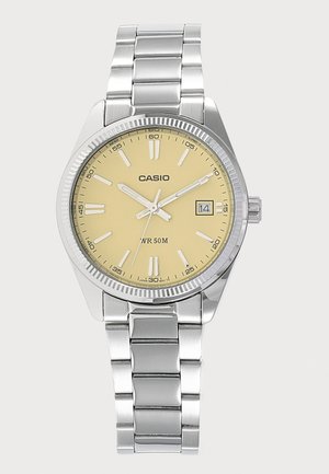 Srebrni Casio ručni sat s bež brojčanikom, metalnom narukvicom s linkovima, analognim prikazom, prikazom datuma koji pokazuje 14 i vodootpornošću do 50 metara.