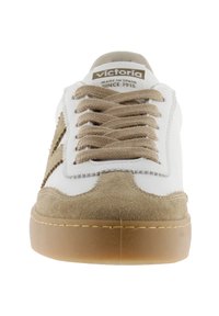 Baskets Victoria blanches et beiges avec des lacets beiges, bout en suède, semelle en caoutchouc et étiquette sur la languette indiquant "Fabriqué en Espagne depuis 1915."