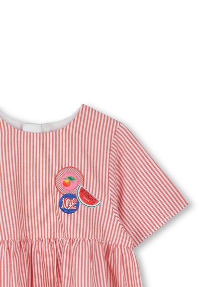 Robe à rayures rouges et blanches avec des manches courtes, ornée de trois écussons colorés sur le thème des fruits sur la poitrine et d'une jupe froncée.