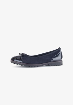 Navyblaue Ballerinas mit einem Obermaterial aus Wildleder, einer Lacklederkappe und einer Schleifenakzent. Sie verfügen über eine flexible Sohle mit strukturiertem Profil für Halt.