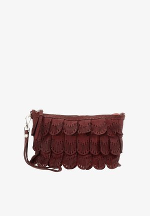 Pochette in pelle color marrone scuro con dettagli a strati smerlati e motivi ritagliati. Dotata di chiusura a zip e cinturino da polso removibile.