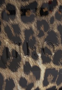 Leopardenmuster-Design auf schwarzem Hintergrund, mit einer strukturierten Oberfläche und erhabener, glänzender Schrift "LIU•JO" im unteren Abschnitt.