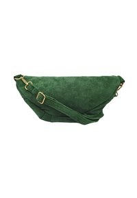 Sac bandoulière en daim vert avec un design incurvé, quincaillerie dorée et une bandoulière réglable. Texture lisse avec un léger éclat.